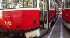 Tramvaj v Praze smýkala seniorku (79) dvě stě metrů! Žena je v kritickém stavu