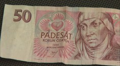 Češi mají doma půl miliardy v papírových 50. Přestanou platit