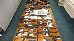 Pistole i plně automatické pušky. Policisté našli u čtyř lidí téměř 100 zbraní