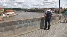 Mladá dvojice se přiznala k posprejování Karlova mostu. Teď je čeká soud
