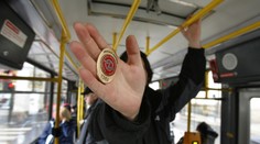 Brutální útok: Opilý cizinec zranil dlouhým nožem tři revizory