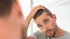 Zavřená kadeřnictví a barbershopy? Návod, jak si upravit vlasy jako profík