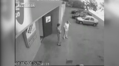 VIDEO: Jak zničit televizi i auto během 50 sekund? Tenhle smolař to ví