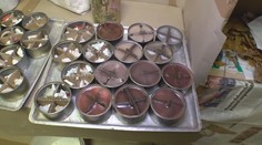 Skauti vyrábí zákopové svíčky pro Ukrajinu. Vosk a plechovky můžete darovat i vy