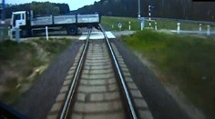 Srážka s autem: Pohotový strojvedoucí zachránil pasažéry