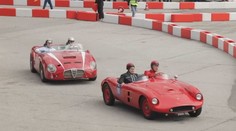 V Albánii se konal automobilový veletrh. Návštěvníky přilákal závod retro vozů