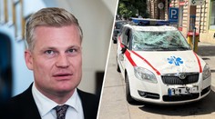 Filip Turek boural v Praze. Zdravotnické auto po srážce skončilo na střeše