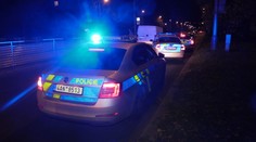V pražském bytě našli mrtvého muže, ženu a střelnou zbraň