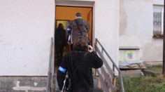 Na ubytovně našli pobodaného muže. Po hádce se starší ženou