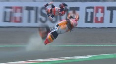Šílený pád Marca Márqueze. Hvězda MotoGP musela letecky do nemocnice