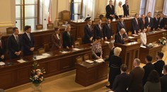 Nová Poslanecká sněmovna se poprvé sešla. Schůze začala rezignacemi