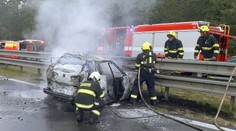 Tragická nehoda zablokovala na pět hodin dálnici D5. V autě uhořel člověk
