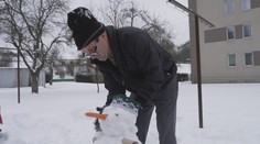Stavění sněhuláka nebo koulování. Senioři z Vizovic se vrátili do dětských let
