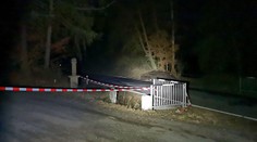 Tragédie na Plzeňsku. Po nárazu do mostku uhořel v autě člověk