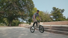Borec na konec! Americký BMX jezdec předvádí akrobatické kousky