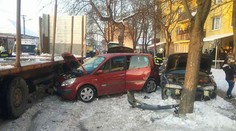 Kamion smetl auta, ta srazila lidi na zastávce! Jeden mrtvý