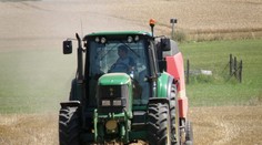 Traktorista poničil několik domů, škoda jde do statisíců! VIDEO