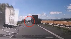 Zběsilé předjíždění, řidič náklaďáku ohrozil všechny okolo sebe. VIDEO