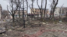 Izjum se stává novým Mariupolem. Lidé umírají hlady a bez léků, pohřbít je nelze