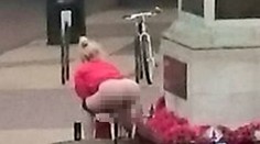 NECHUTNÉ! Žena počůrala památník v tu nejhorší dobu