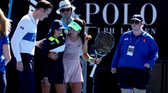 Tenisová kráska v roli hrdinky. Podavačku míčů odnesla do bezpečí