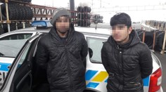 Řidiče kamionu čekal v Praze šok, u nákladu se ukrývali dva cizinci