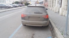 Pozor na břečku na silnici. Za špinavé auto můžete přijít i o řidičák
