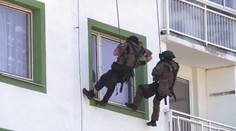 Dívka se zatarasila v pokoji, chtěla se zabít! Při záchraně šlo o vteřiny