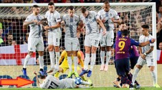 Revoluce v bránění trestňáků: Ležícímu zedníkovi tleskal i Messi!