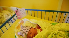 Malá Laura nechala maminku rozbalit dárky. Pak už spěchala na svět
