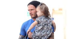 Vzorný papá Beckham hlídá svou malou princeznu Harper