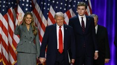 Objevily se silvestrovské záběry Barrona Trumpa z klubu. Melania zuří