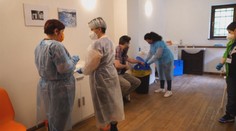 Místo upířích zubů injekční jehla. Z Draculova hradu je očkovací centrum