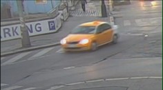 Policie hledá taxikáře, který srazil ženu. Místo pomoci ji odvezl domů