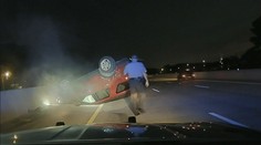 Strážník zpackal zákrok. Těhotná žena se s SUV převrátila na střechu