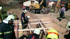 Sesuv půdy zasypal dělníka až po krk. Hasiči ho vyprošťovali marně