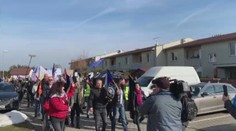 Před domem Hamáčka se sešli demonstranti, nesli s sebou i rakev. FOTO