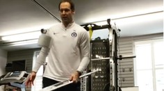 Obojživelník Petr Čech! Dokonalým způsobem splnil toaleťákovou výzvu