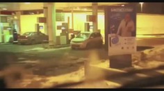 Možné snad jen v Rusku: Žena umývá na pumpě auto benzínem