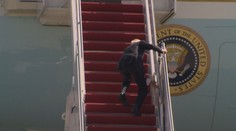 VIDEO: Bidenův trapas! Americký prezident třikrát uklouzl na schodech