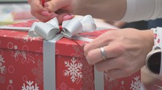 Stále více lidí svěřuje balení dárků profesionálům. Někde službu nabízejí i zdarma