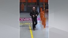 Muž našel v bankomatu přes 10 tisíc a peníze si nechal. Pátrá po něm policie