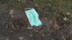 Roušky zaplavují česká města. Je to nebezpečný odpad, úklid je náročný