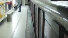 Hádka skončila napadením nožem. Muže pobodali přímo v metru