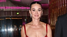 Katy Perry si užívá v Praze: Vlezla do orloje a nacpala se řízkem