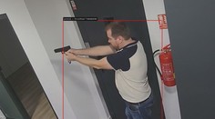 Technologie odhalí v budově útočníka se zbraní. V Bruselu ale naráží na legislativu