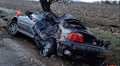 Mladý řidič na Strakonicku jel rychle a dostal smyk. Náraz do stromu nepřežil