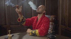 Rumunský soud drží známého influencera ve vazbě. Měl obchodovat s lidmi
