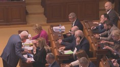 Poslanci schválili růst koncesionářských poplatků. Platit mají i lidé s mobily