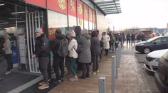 VIDEO: Nekonečné fronty už několik dní. Lidl okupují lidé i po víkendu